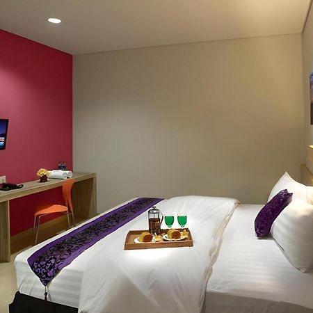 Life Puri Hotel Surabaya Gubeng Exteriör bild