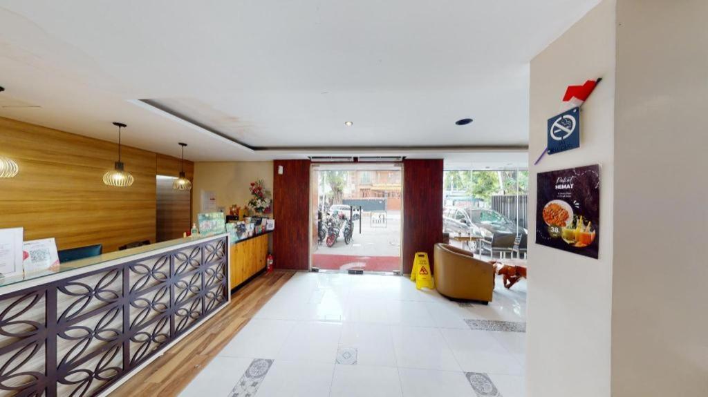 Life Puri Hotel Surabaya Gubeng Exteriör bild