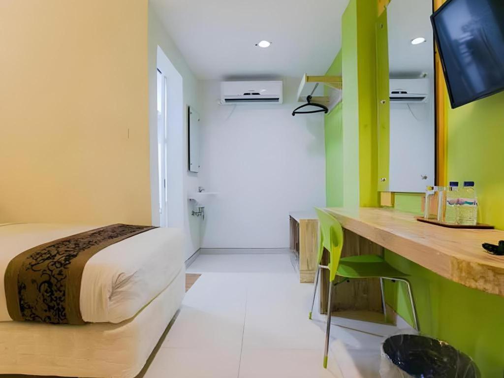 Life Puri Hotel Surabaya Gubeng Exteriör bild