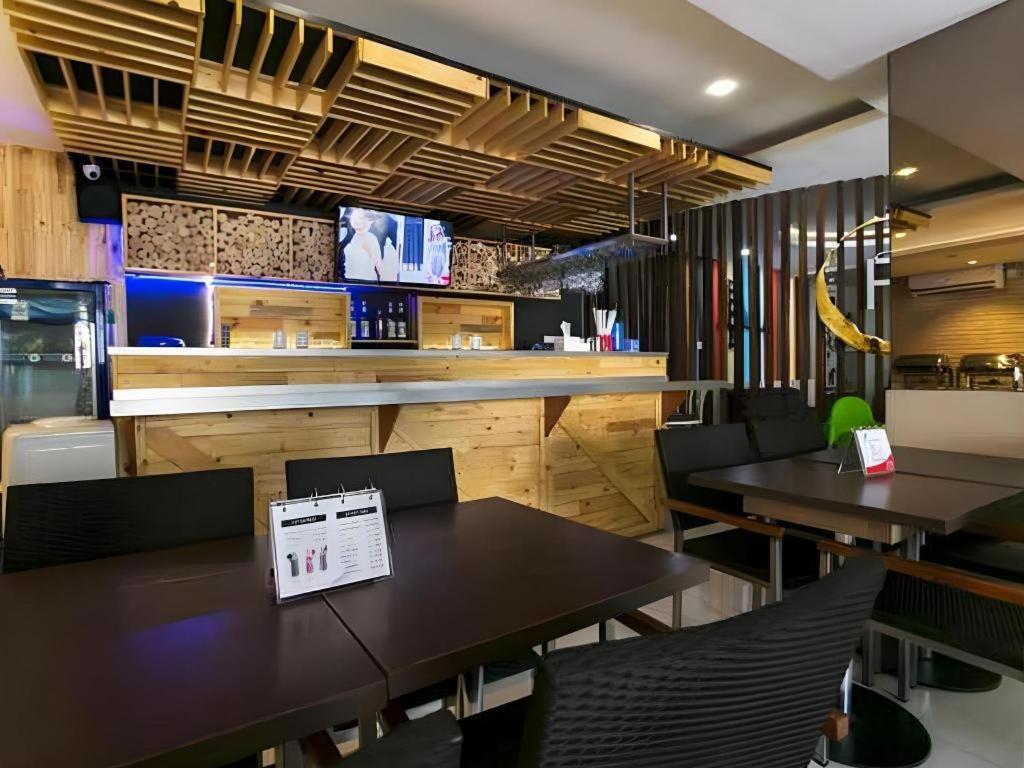 Life Puri Hotel Surabaya Gubeng Exteriör bild