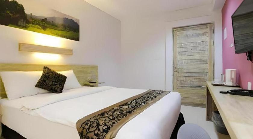Life Puri Hotel Surabaya Gubeng Exteriör bild