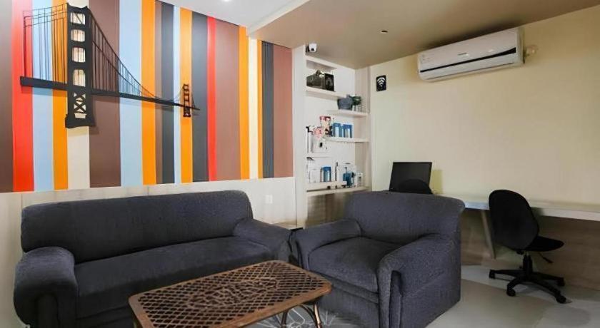 Life Puri Hotel Surabaya Gubeng Exteriör bild