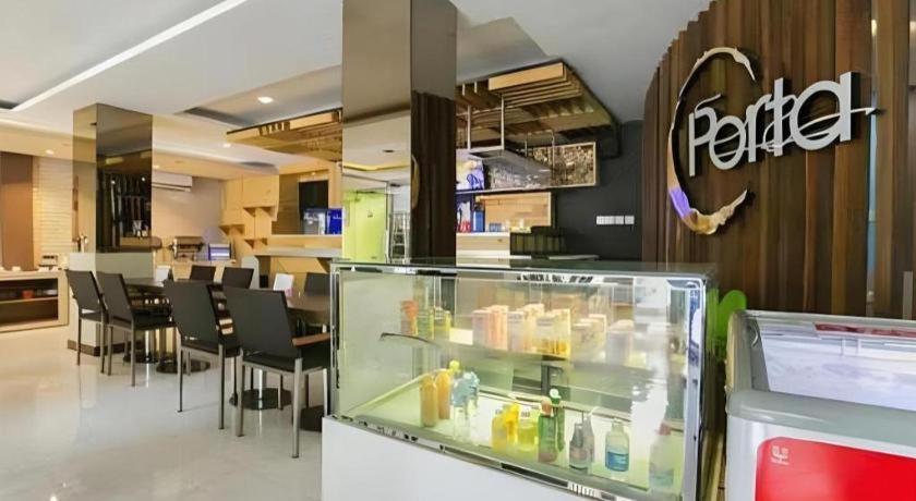 Life Puri Hotel Surabaya Gubeng Exteriör bild