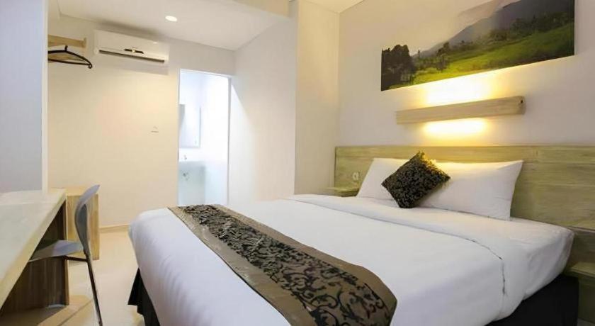 Life Puri Hotel Surabaya Gubeng Exteriör bild