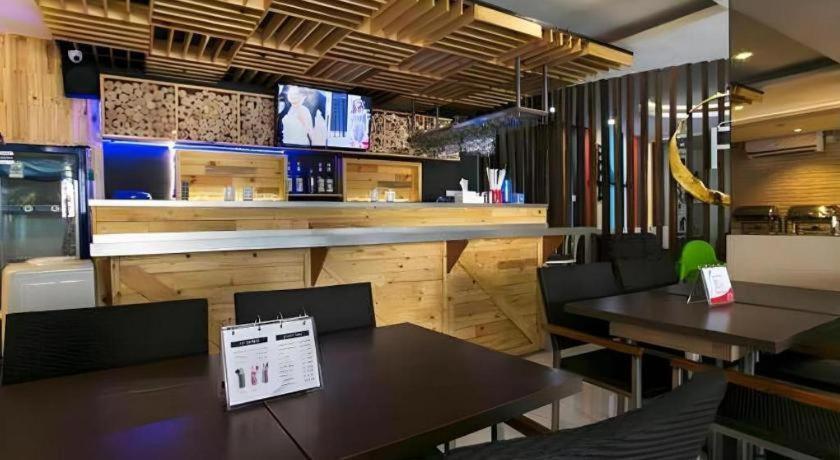 Life Puri Hotel Surabaya Gubeng Exteriör bild