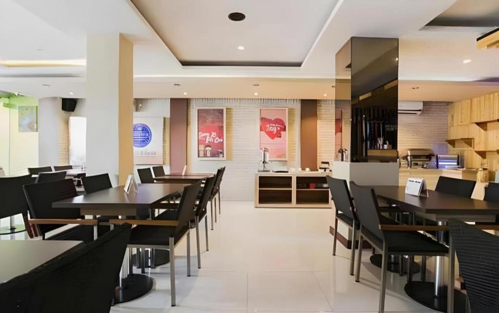Life Puri Hotel Surabaya Gubeng Exteriör bild